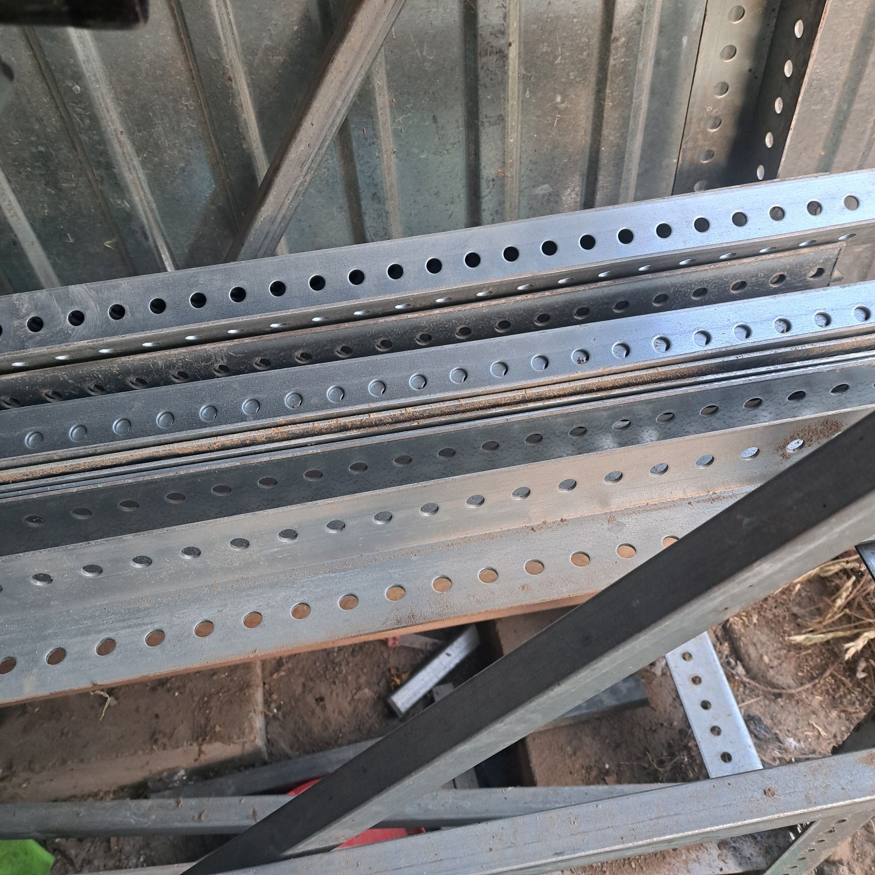 Profil perforowany dziurkowany 50×50× 2 mm długość 2,7 metra