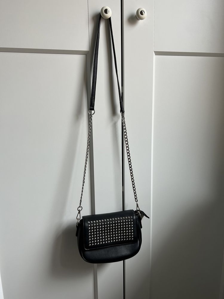 Czarna elegancka torebka listonoszka
