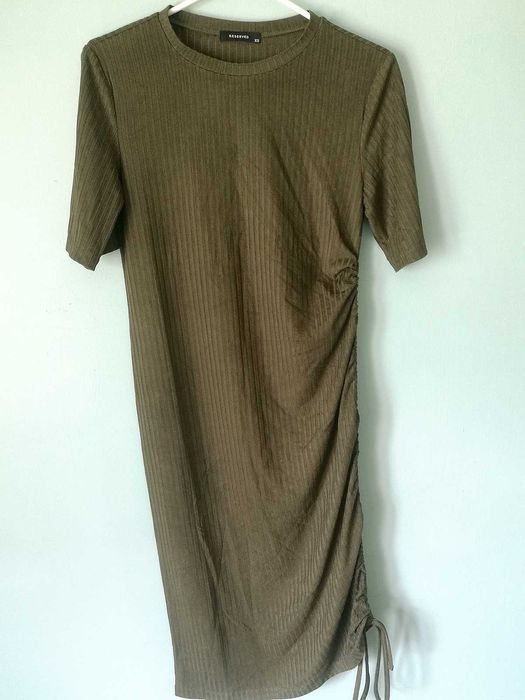 NOWA Zielona sukienka ołówkowa midi Reserved 34 XS khaki krótki rękaw