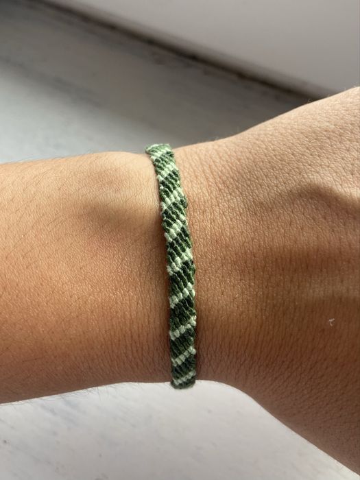 Pulseira fina com fios coloridos