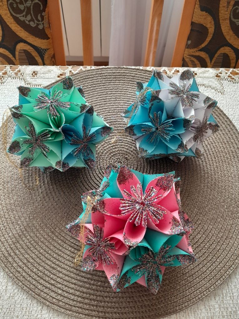 Kwiatek kusudama zrobiony z papieru i posypany brokatem  można powiesi