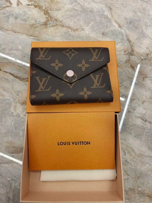 Nowe Louis Vuitton Victorine Monogram Mały Portfel różowa klamra