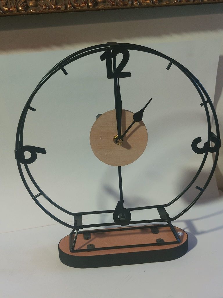 Relógio de mesa em metal