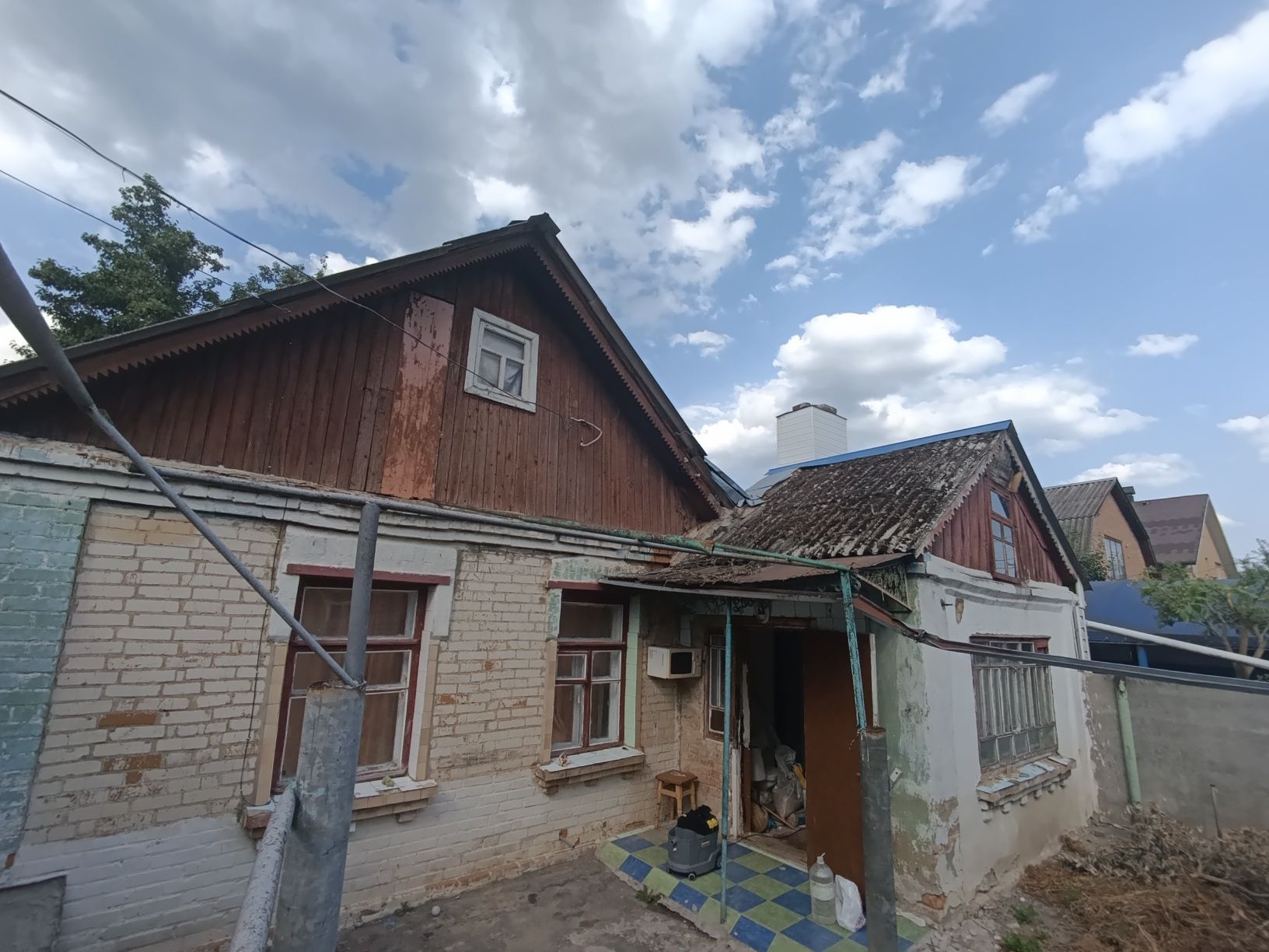 Продам будинок та частину будинку