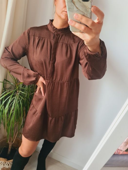 Brązowa satynowa sukienka w kropki