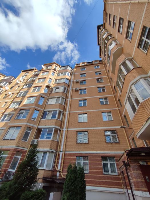 Продам велику, простору 4 - кімнатну квартиру в новобудові!