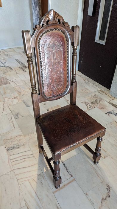 Antiga cadeira em madeira