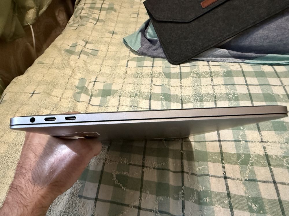 MacBook pro 13 ,2016,A1706,8gb,256 TouchBar