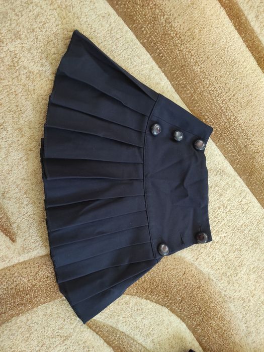 Продається  шкільна  форма для дівчини,б/у у гарному стані.