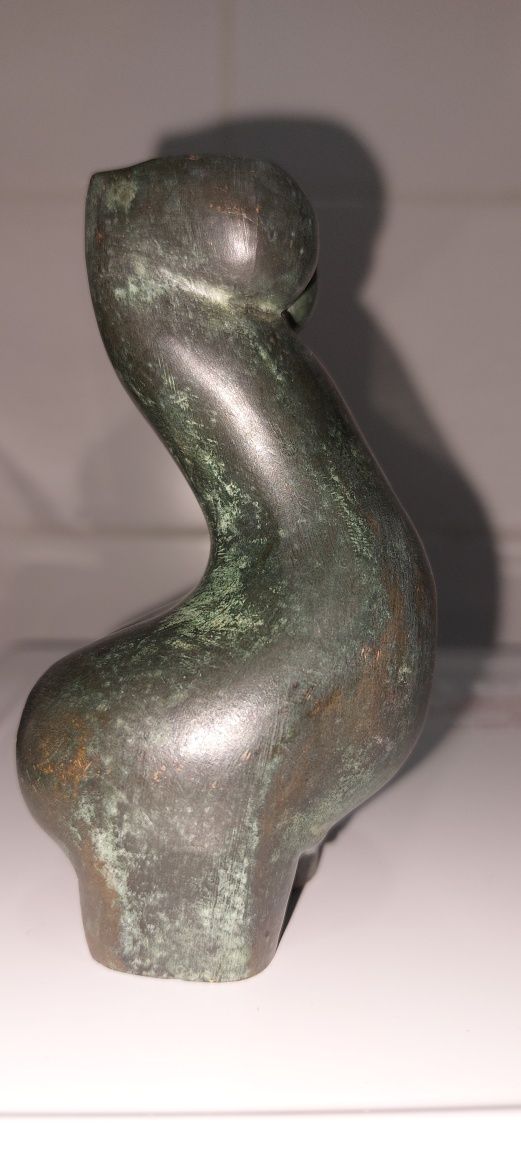 Escultura antiga em bronze do ilustre cutileiro