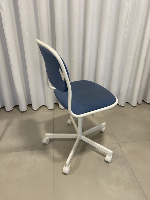 Cadeira criança IKEA azul com rodas