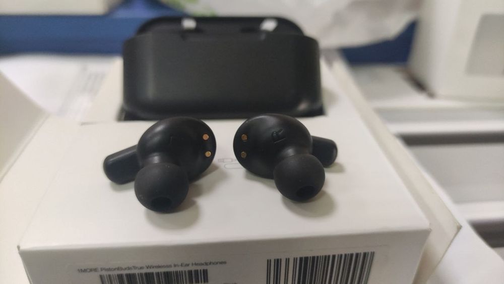 Безпроводные блютуз Наушники  1MORE Pistonbuds белые и черные