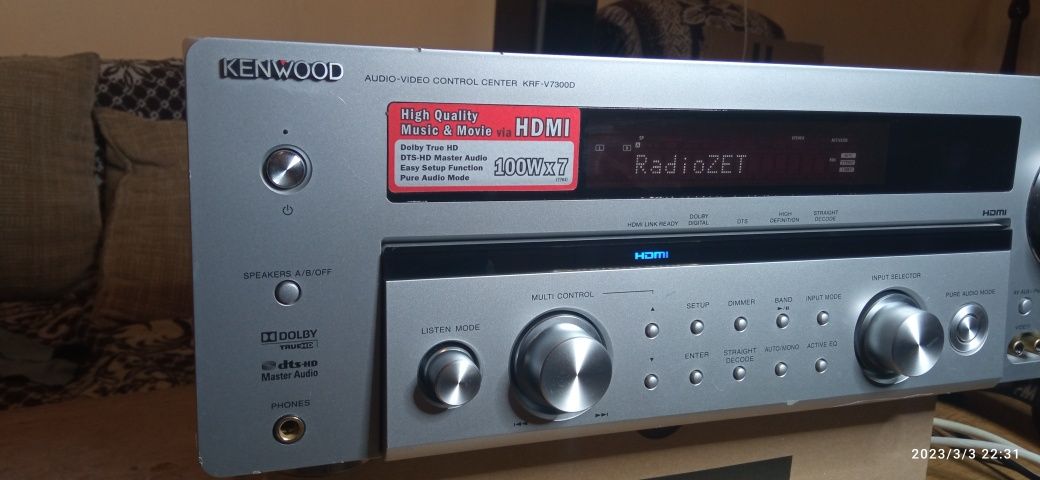 Amplituner kina domowego Kenwood KRF-V7300.