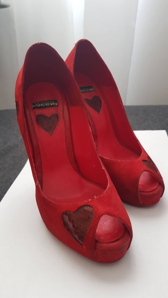 Sapatos salto alto Lucchi em pele importados