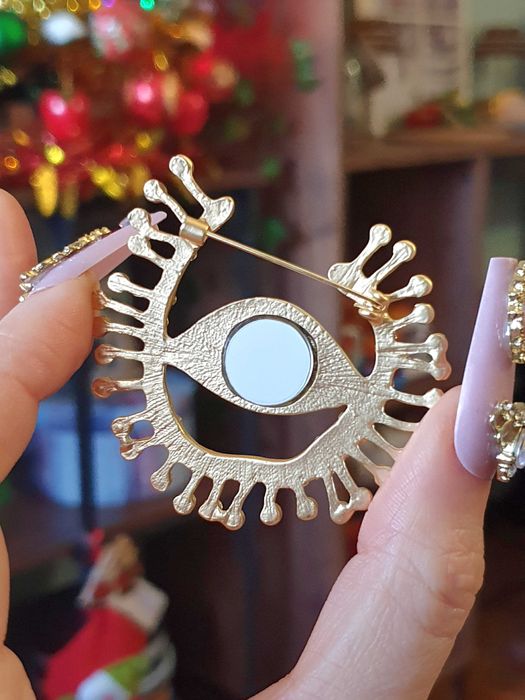 Broche pregadeira alfinete surrealista olho colorido dourado satinado