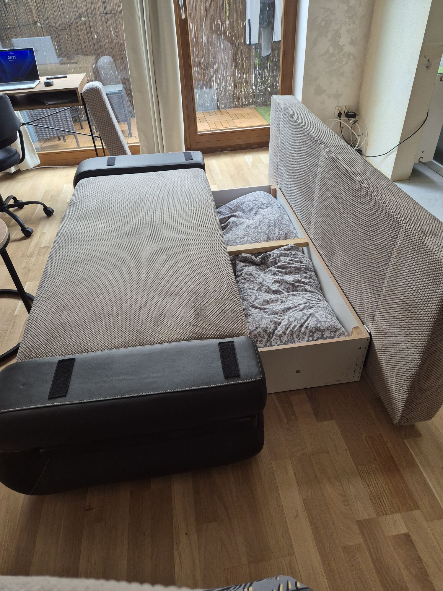 Sofa 105 x 210 cm z funkcją spania (145 x 195 cm) i przechowywania