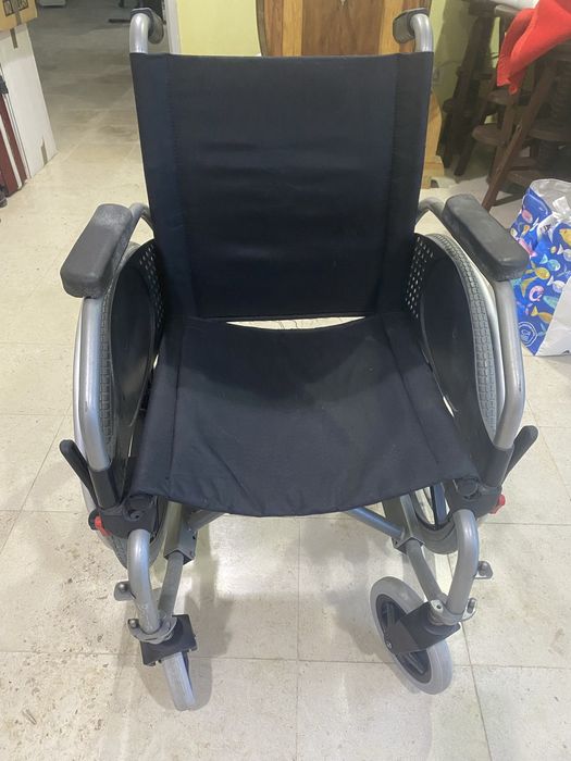 Cadeira de rodas como nova