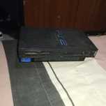 PlayStation 2 com comandos e cabo para ligar