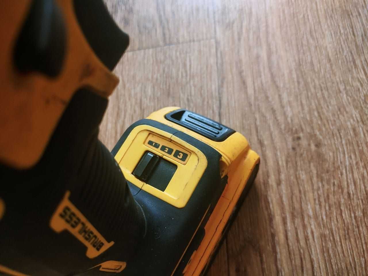 Аккумуляторный реноватор Dewalt XR DCS356 20V с АКБ 4 Ач