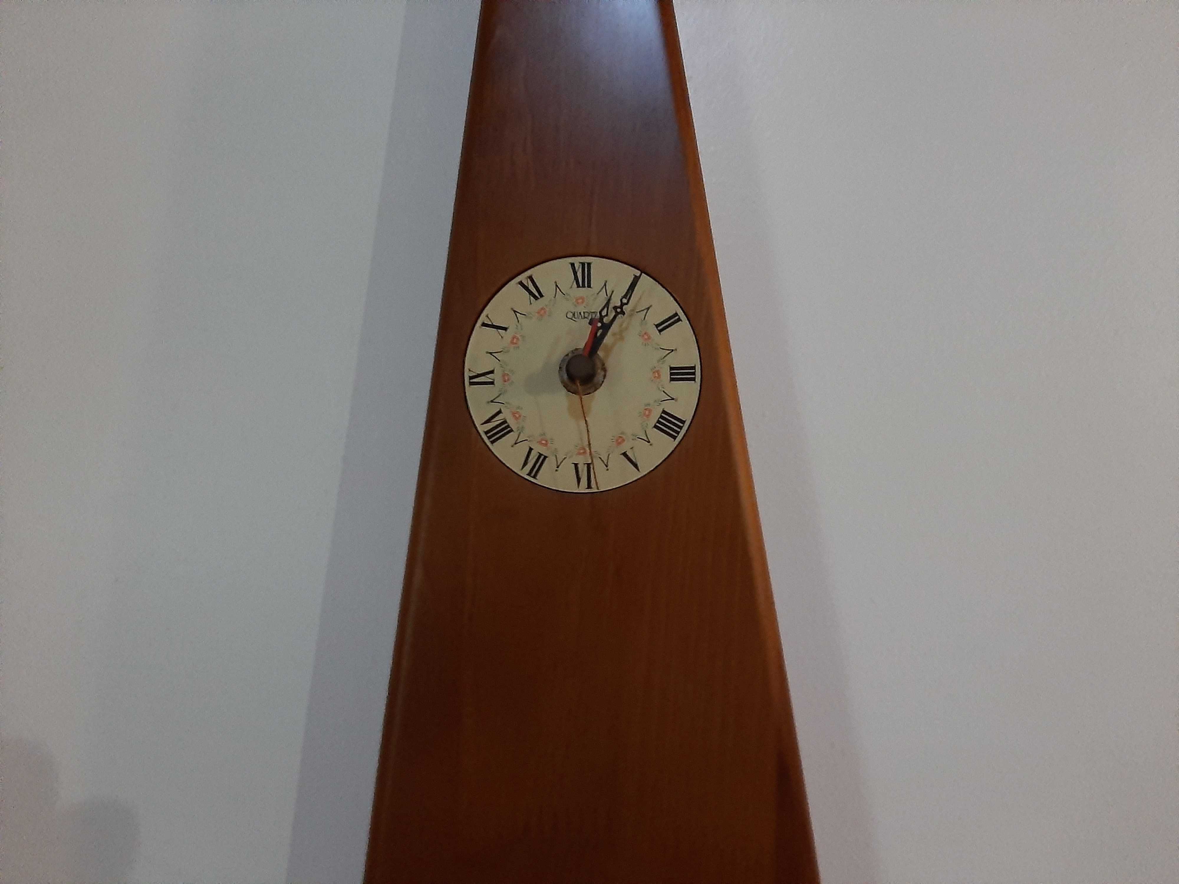 Relógio de parede em madeira