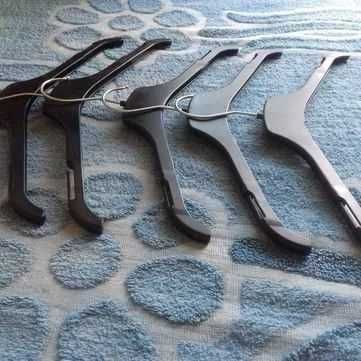 Отдам в Дар 5 крепких чёрных вешалок для одежды, юбок и брюк.