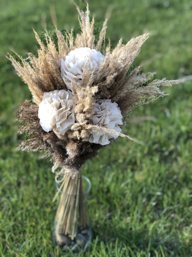 Bukiet z suszonej trawy i papierowych kwiatów.