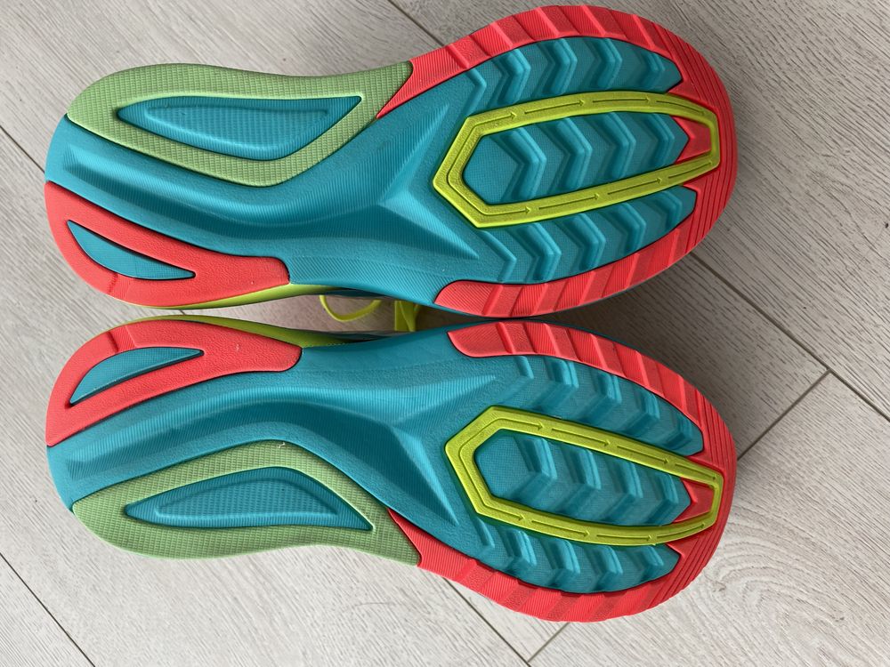 Кросівки бігові жіночі saucony endorphin shift  38р
