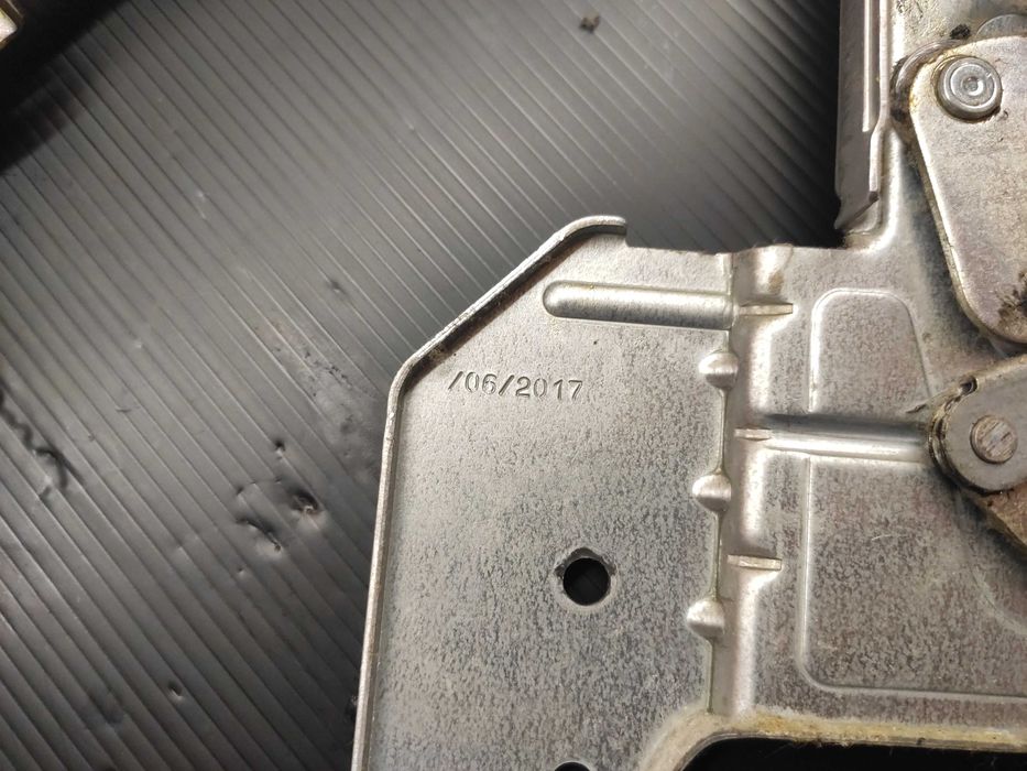 Петля права/ліва для дверей ПММ Ariston, Indesit C00302997 / C00302998