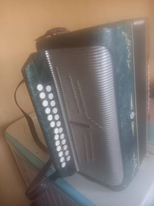 Продам гармонь.Беларусь.Все работает била у мастера настроена.меха цел