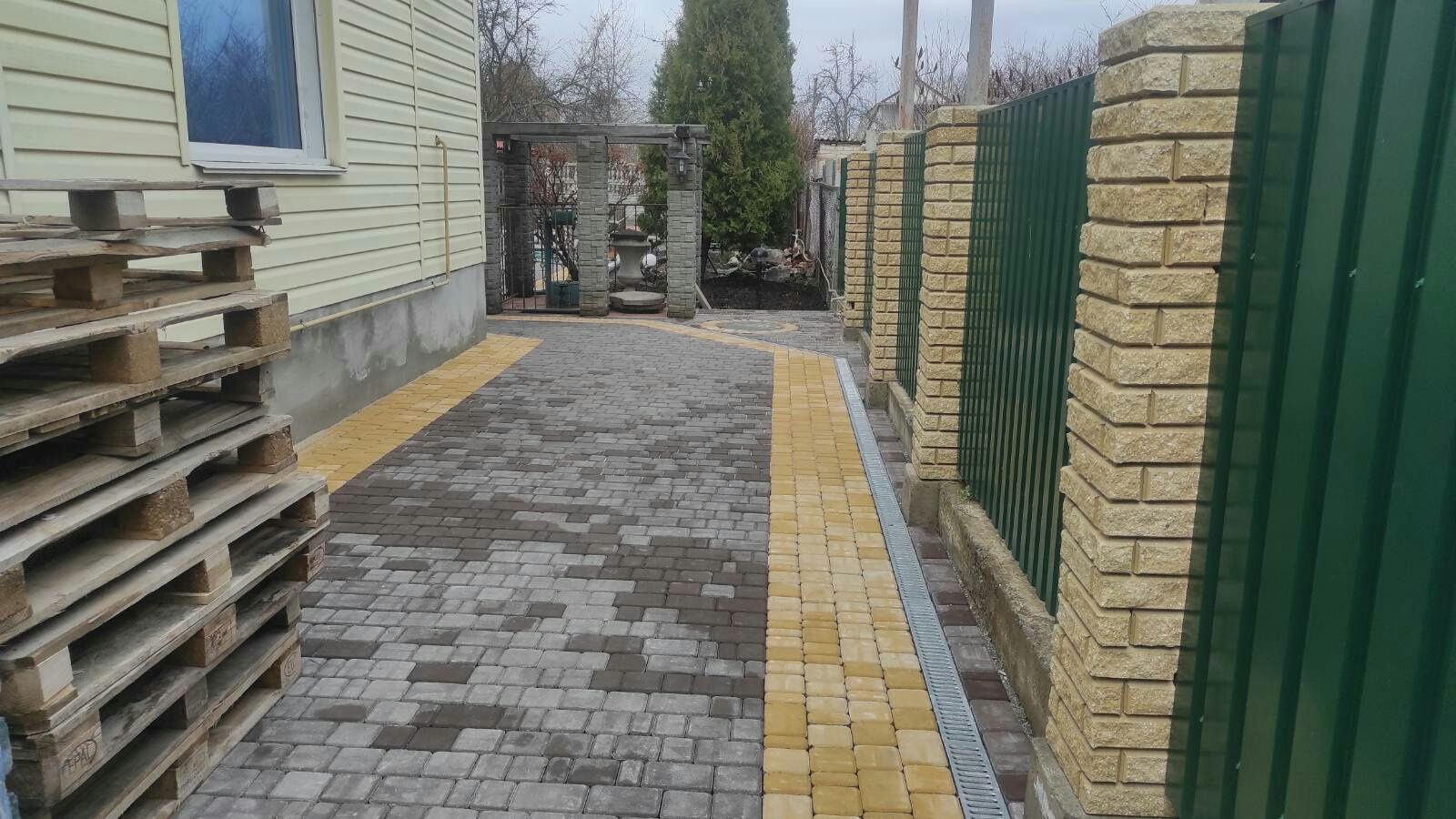 Укладка тротуарної плитки . Втсановлення бордюра/поребрика