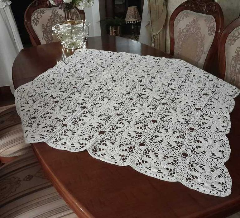 Obrus ręcznie wykonany z kordonka 105 cm x 105 cm