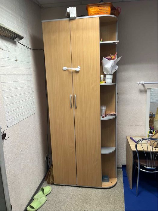 Шкаф с встроеными полкам