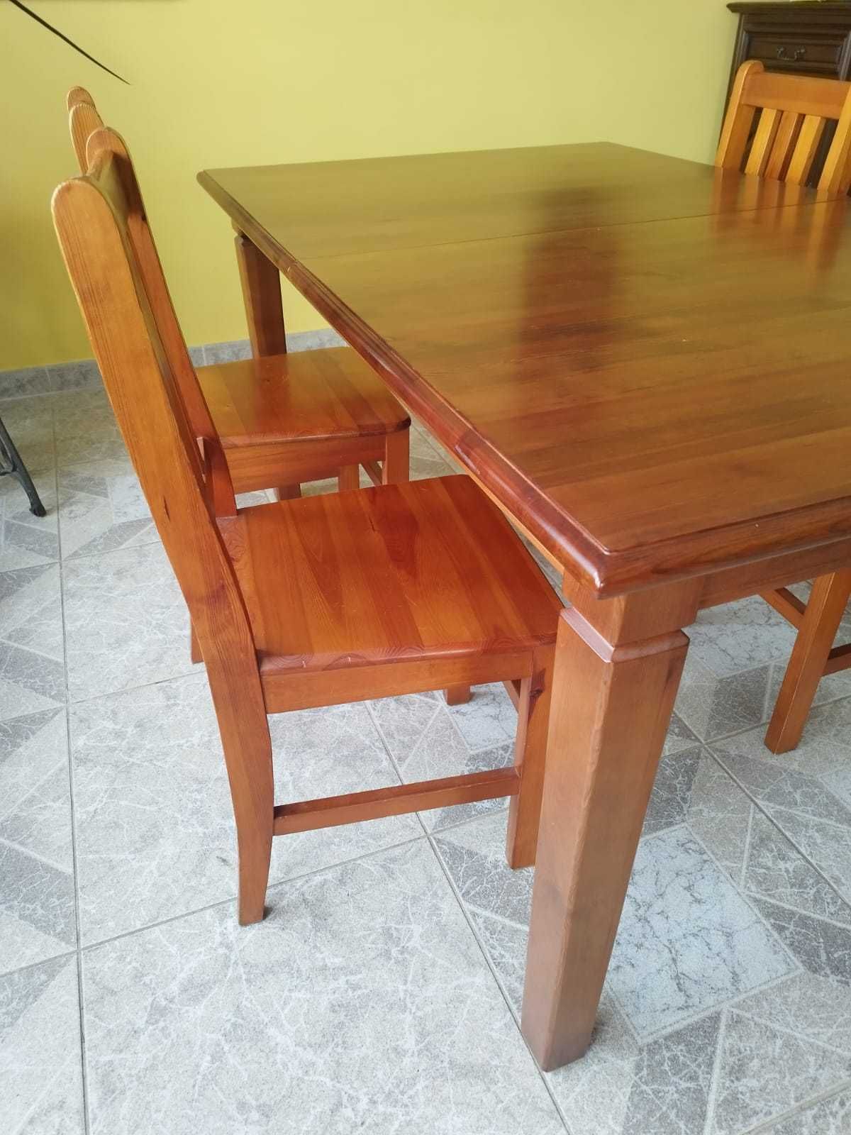 Solidny stół z litego drewna z krzesłami