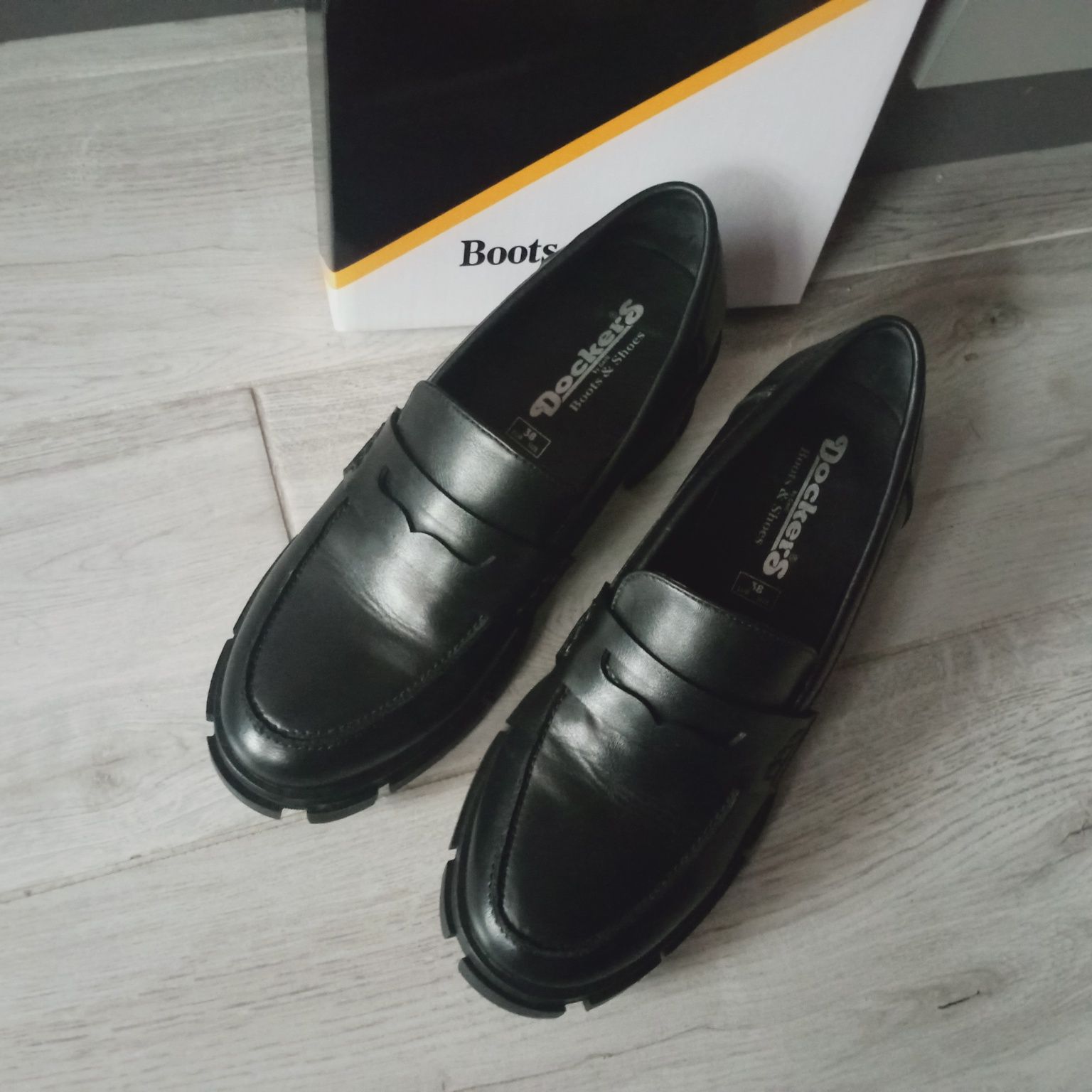 Półbuty damskie loafersy skórzane Dockers by Gerli rozm. 38 (24 cm)