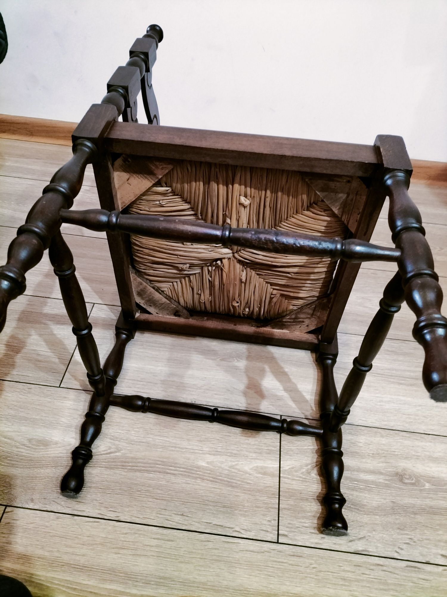 Stare narożne krzesło z trawą morską