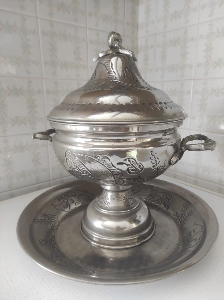 Taça antiga em estanho