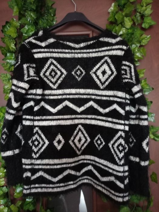 Zestaw dwóch swetrów: szary zapinany, blezer sweter czarny we wzory