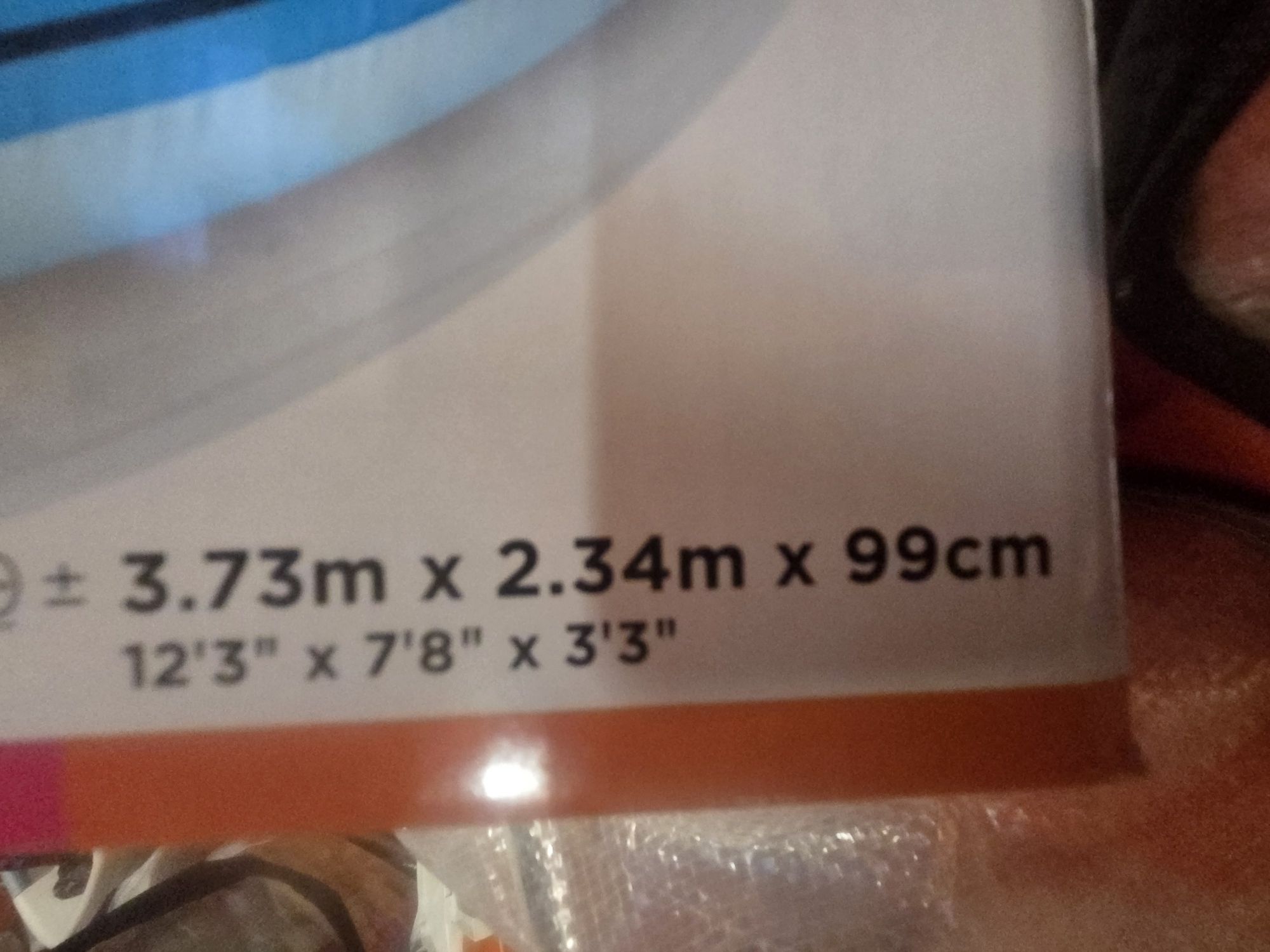 Nowy basen wieloryb ze zjeżdzalnią