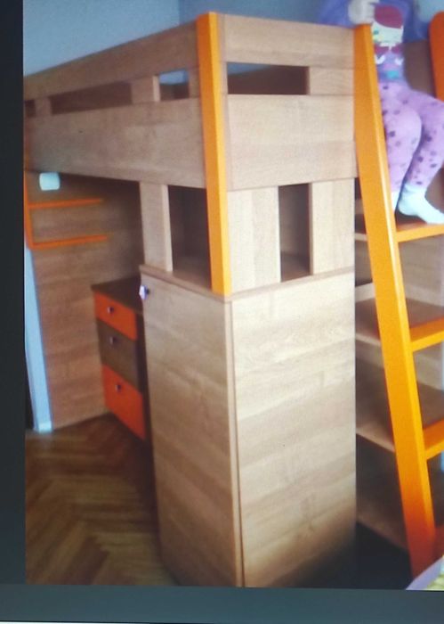 Drewniane łóżko piętrowe z biurkiem