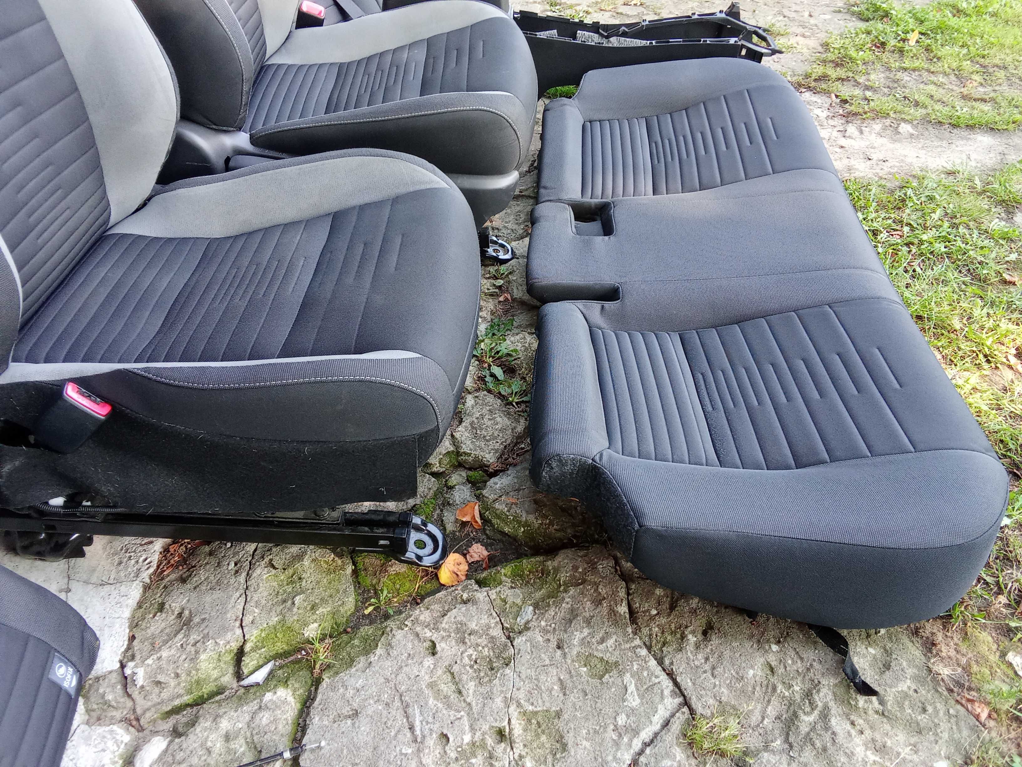 Toyota Auris II kombi hybryda fotele kanapa tylna podłokietnik EU.