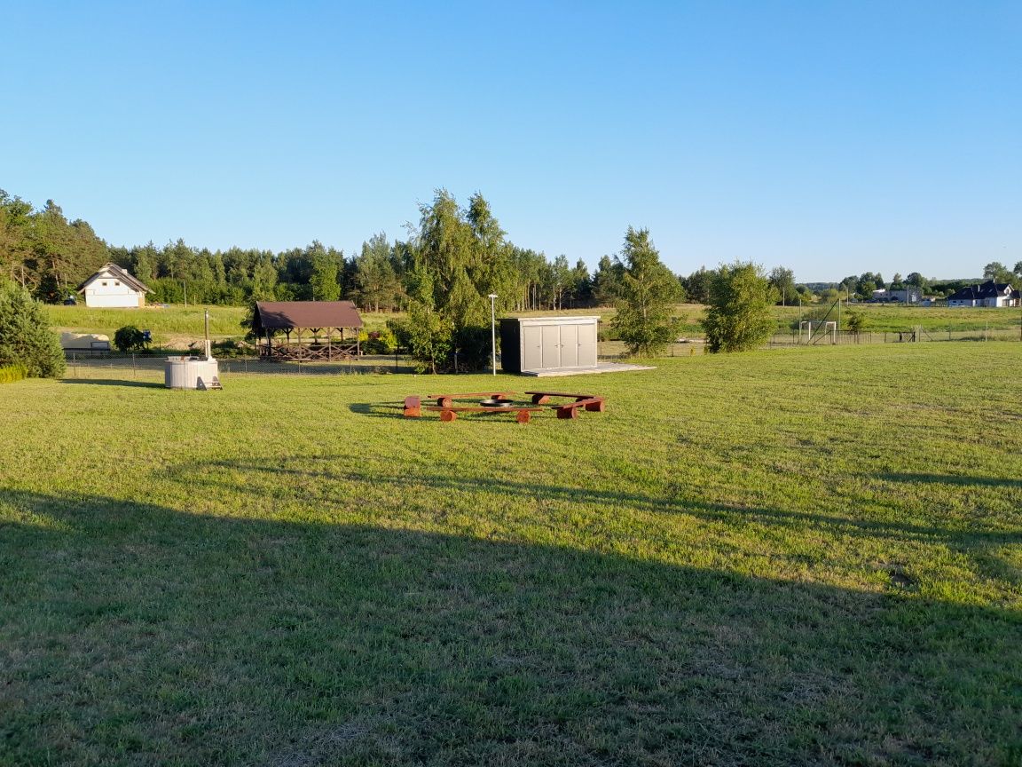 Pole namiotowe kempingowe nad jeziorem Narie