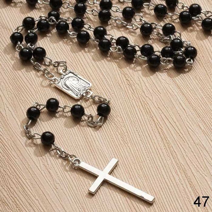 Чорні католицькі чотки, розарій з перлів, вервиця.