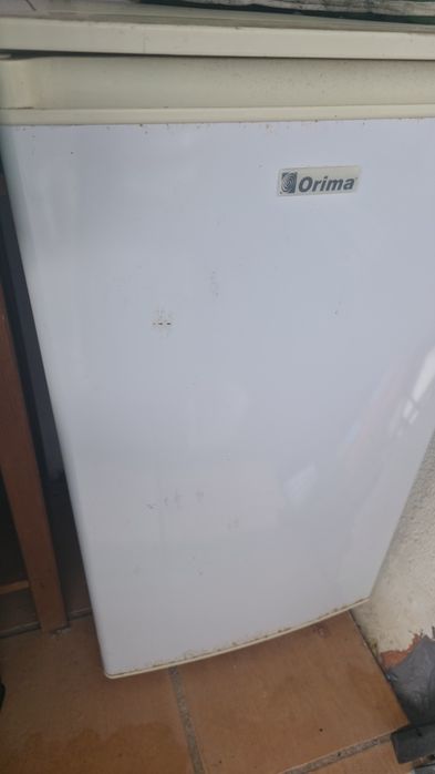 Mini frigorífico a funcionar perfeitamente