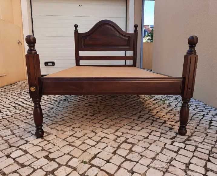 Cama individual em madeira