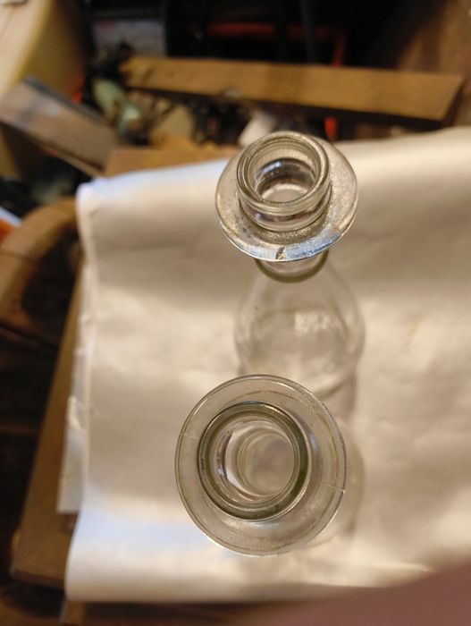 Dwie ozdobne karafki