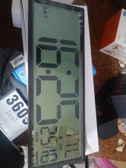 Цифровий настільний годинник-будильник з термометром