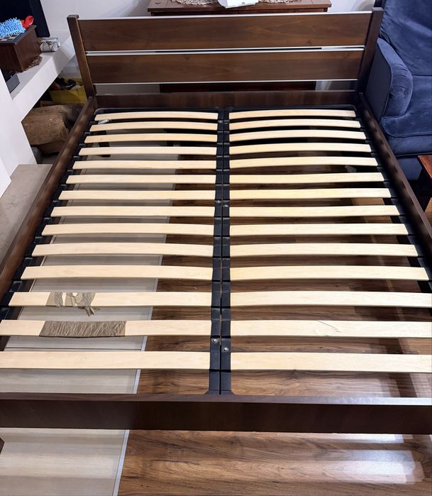 Łóżko z materacem i żebrowaniem