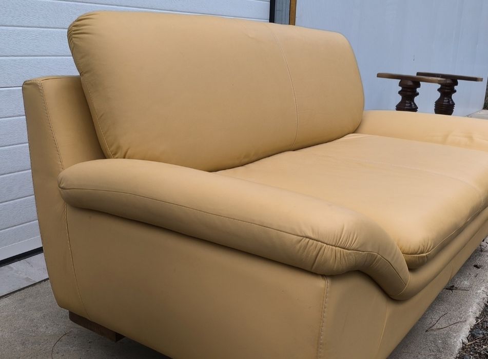 Sofá em pele — amarelo elegante e confortável