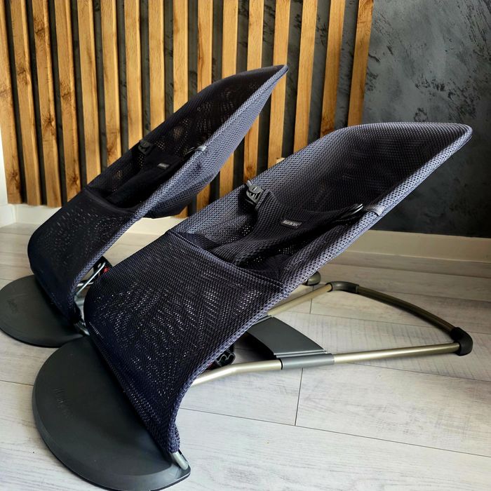 Dwa leżaczki BabyBjorn + zabawki