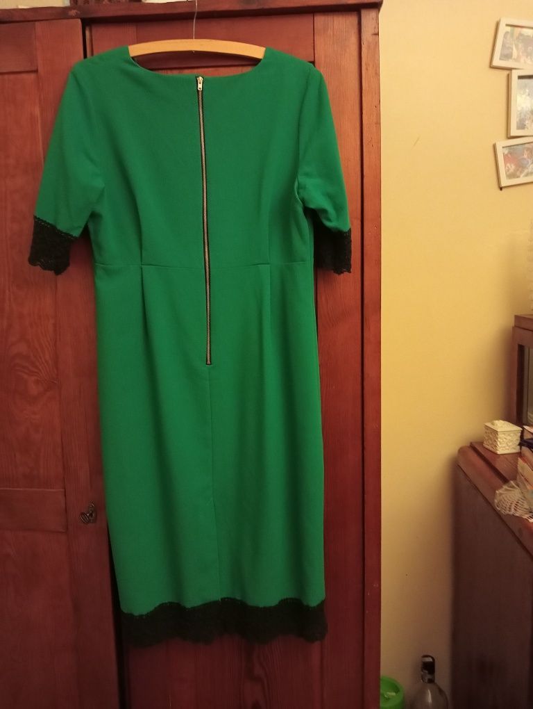 Śliczna zielona sukienka  pod szyję